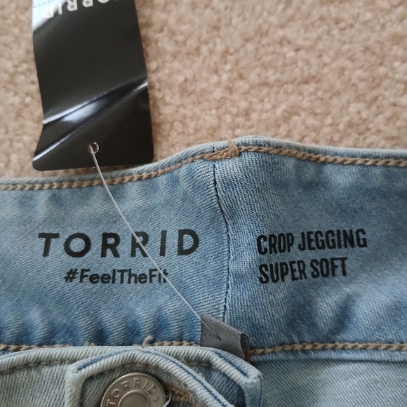 Torrid Women Sz 26 Cropped Jegging Light Blue Stretch Distressed Denim Pants - Picture 2 of 8